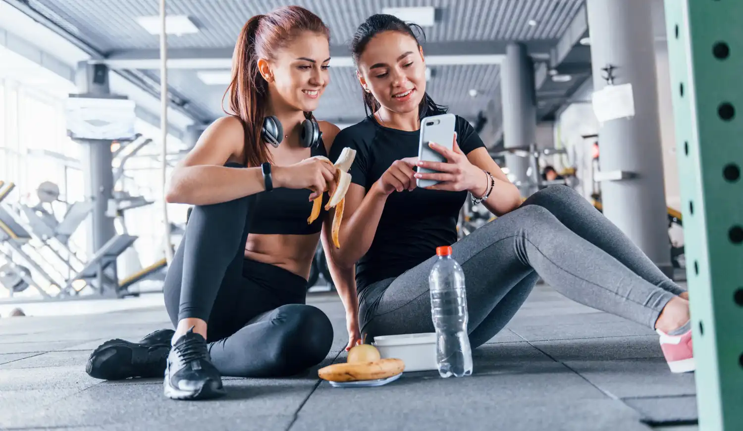 mujeres en el gimnasio mirando el celular